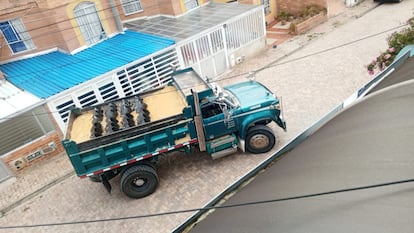 Volqueta con explosivos cerca al Batallón Bolívar, en Tunja, este sábado.