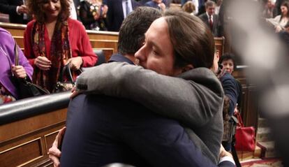 Pablo Iglesias abraza aPedro Sánchez, tras ser elegido presidente del Gobierno.