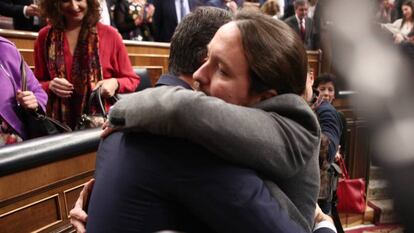 Pablo Iglesias abraza aPedro Sánchez, tras ser elegido presidente del Gobierno.