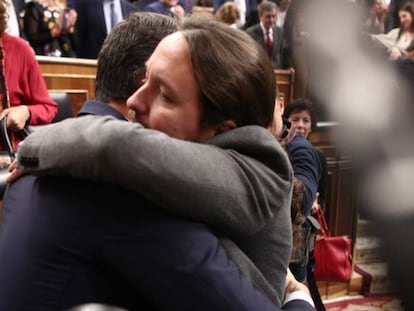 Pablo Iglesias abraza aPedro Sánchez, tras ser elegido presidente del Gobierno.