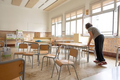 Una docente en el aula de un instituto escuela de Barcelona, en una imagen de archivo.