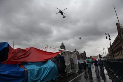 Helicópteros de la policía sobrevuelan la ocupación que realizan maestros de la Coordinadora Nacional de Trabajadores de la Educación (CNTE).