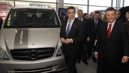 Patxi López, en el centro, junto al máximo responsable de Mercedes Vitoria, Emilio Titos.