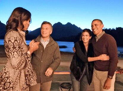 Los presidentes y las primeras damas con el Nahuel Huapi de fondo.