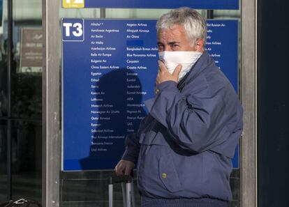 La sociedad ADR, que gestiona el principal aeropuerto italiano, comunicó en su página de Internet que se prevía la apertura gradual de Fiumicino en las próximas del mediodía. En la imagen, un hombre se cubre la nariz y la boca con un pañuelo tras el incendio declarado en el aeropuerto Leonardo Da Vinci en Fiumicino, Roma (Italia).