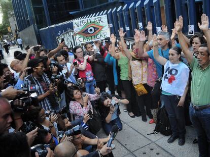 Periodistas, defensores de derechos humanos y activistas durante una manifestación en el año 2017, contra el espionaje con el software Pegasus por parte del Gobierno Federal.