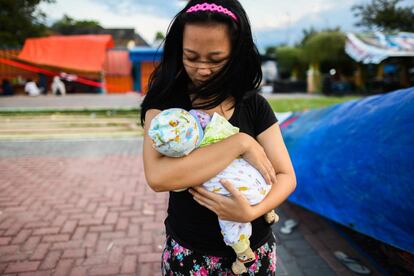 <p>En Indonesia, los desastres naturales son muy frecuentes. El pasado mes de agosto, al menos 98 personas murieron en el terremoto de magnitud 6,9 que sacudió la isla de Lombok. "En ese momento, el Gobierno no pidió ayuda internacional. Si ahora lo hace es porque la situación es realmente dramática. La solidaridad internacional es fundamental", asegura Carrera.</p> <p>Una mujer con su hijo de dos meses en un campo para desplazados en Palu.</p>