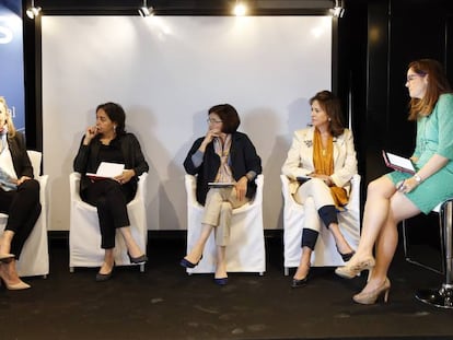 De izquierda a derecha, Gloria Ortiz (Bankinter), Almudena Román (ING Direct), Sofía Rodríguez (BBVA) y Dolores Pescador (Santander) y Mercedes Payá (Atos).