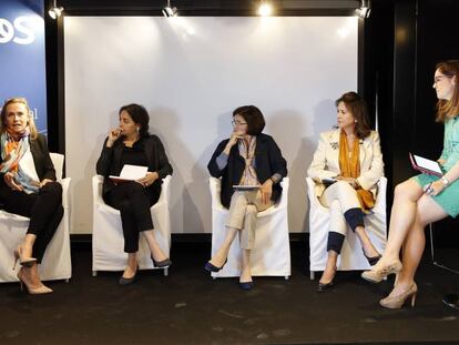 De izquierda a derecha, Gloria Ortiz (Bankinter), Almudena Román (ING Direct), Sofía Rodríguez (BBVA) y Dolores Pescador (Santander) y Mercedes Payá (Atos).