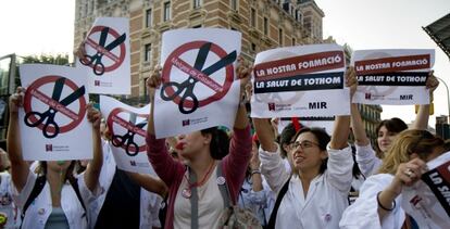 Manifestación de médicos de ocho grandes hospitales catalanes en Barcelona.