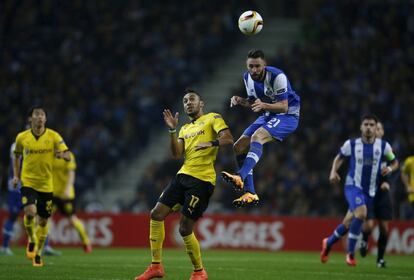 Miguel Layún en la disputa del balón con el gabonés Pierre-Emerick Aubameyang.