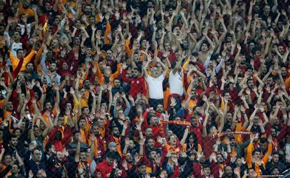 Los seguidores del Galatasaray animan a su equipo. 
