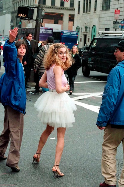 En la apertura de la serie Sexo en Nueva York, Carrie Bradshaw (Sarah Jessica Parker) lucía el modelo Leo de grogrén con estampado de leopardo, ahora reeditado.