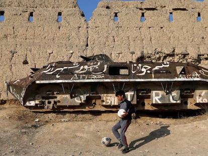 Un afgano juega ante un tanque soviético destruido en Kabul.