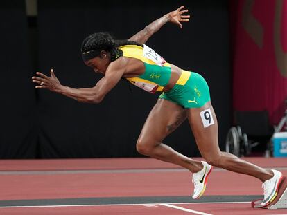 Elaine Thompson, en la salida de la semifinal de 200m en Tokio.