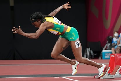 Elaine Thompson, en la salida de la semifinal de 200m en Tokio.