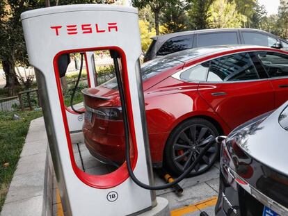 Varios vehículos eléctricos Tesla cargándose en una electrolinera de Pakín (China).