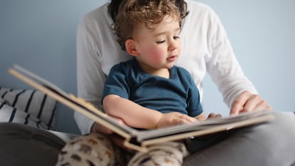 La lectura es una buena actividad para fortalecer la unión entre el bebé y los padres. GETTY IMAGES.