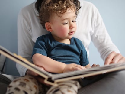 La lectura es una buena actividad para fortalecer la unión entre el bebé y los padres. GETTY IMAGES.