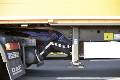 Un inmigrante ilegal intenta cruzar el Canal de la Mancha, en la región francesa de Calais, escondido debajo de un camión. El primer ministro británico, David Cameron, ha indicado que su Gobierno está estudiando reforzar la frontera con Francia en torno al puerto de Calais después de lo que ha calificado de escenas inaceptables de caos con inmigrantes intentando llegar a Reino Unido.