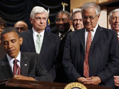 El entonces presidente de EE UU, Barack Obama, sanciona con su firma la &#039;ley Dodd-Frank&#039;, en presencia de Chris Dodd y Barney Frank, en 2010.