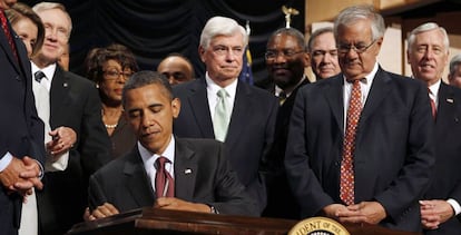 El entonces presidente de EE UU, Barack Obama, sanciona con su firma la &#039;ley Dodd-Frank&#039;, en presencia de Chris Dodd y Barney Frank, en 2010.