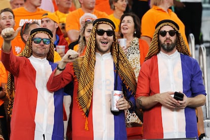 Aficionados holandeses, durante el partido que enfrenta a su selección contra la de Senegal. 