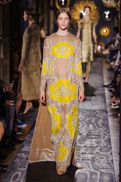 valentino no defrauda en paris con una coleccion sublime