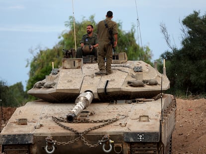 Un tanque israelí en la frontera con Líbano, el lunes.