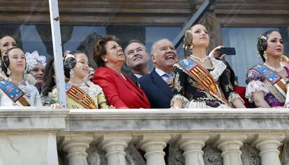 Rita Barber&aacute;, Alberto Fabra, Enrique Iglesias y Carmen Sancho, fallera mayor, en el balc&oacute;n del Ayuntamiento. 