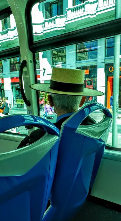 Con sombrero, en el autobús de la línea 146.