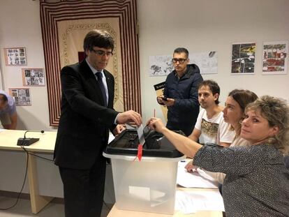 El presidente de la Generalitat, Carles Puigdemont, vota en un colegio Cornellá  de Terri (Girona). 