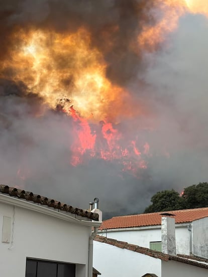 Llamas cerca de la localidad onubense de Jabugo, el miércoles.