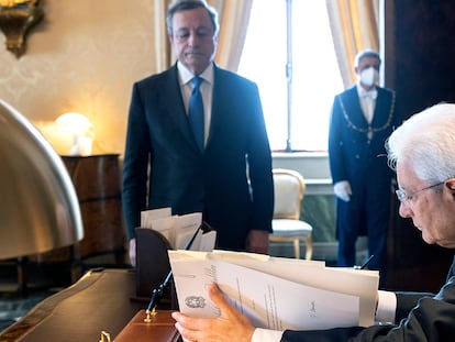 Mattarella firma un documento tras su encuentro con Draghi.