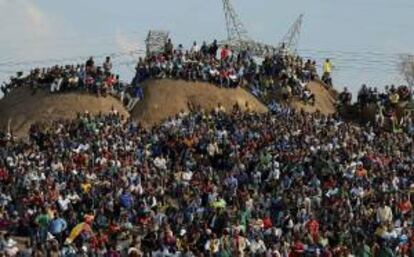 Familiares y miembros del asentamiento improvisado de Wonderkop en las colinas del lugar donde sucedió la masacre para oficiar un servicio religioso en honor a los mineros de la empresa Lonmin, que fueron abatidos por la Policía sudafricana en el campamento minero de Marikana. EFE/Archivo