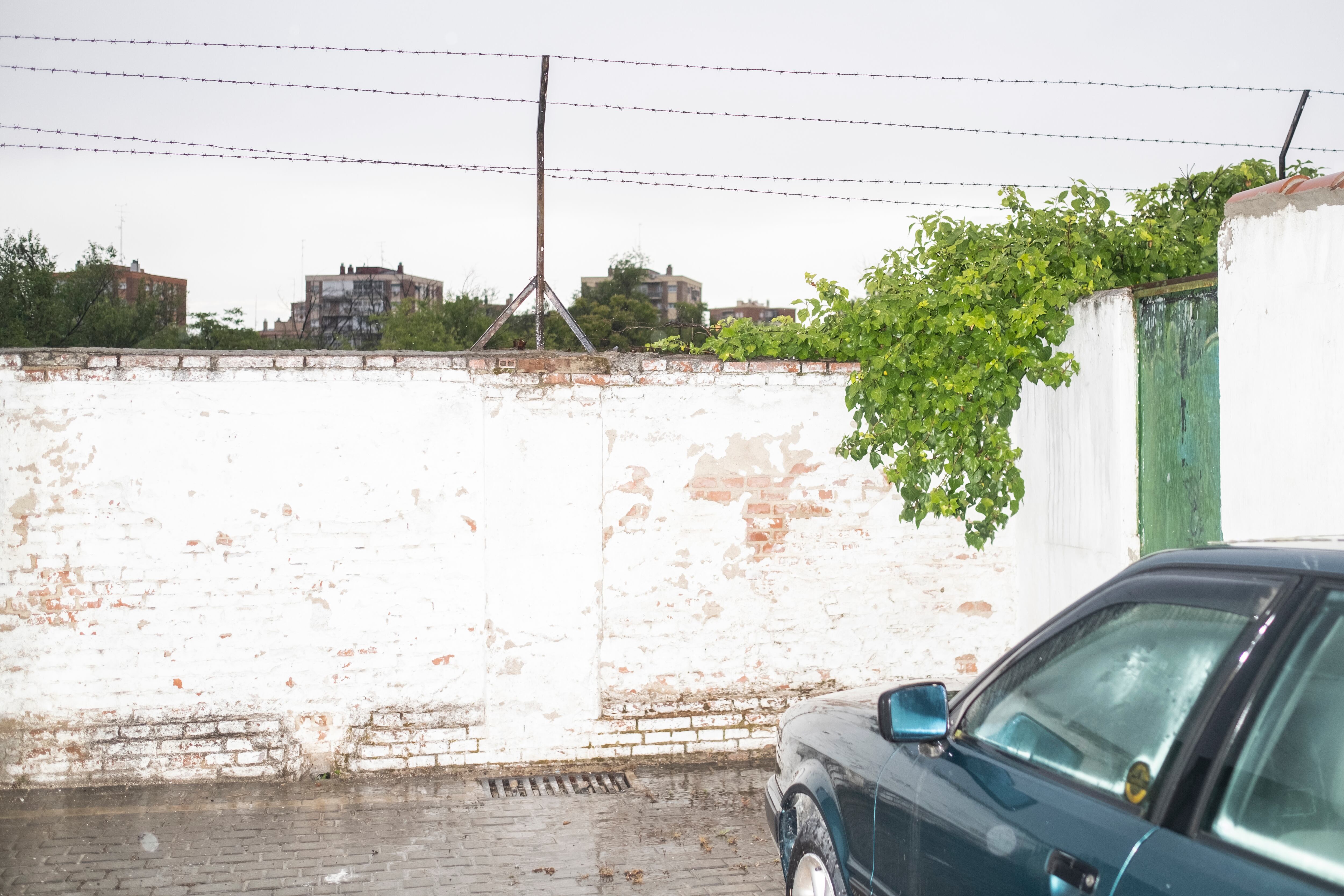 Muro de separación de la colonia con el resto del barrio.