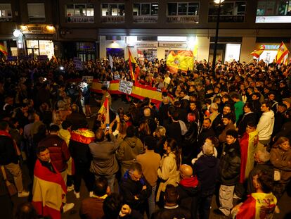 Imagen de la concentración del pasado jueves frente a la sede del PSPV-PSOE en Valencia contra los pactos de investidura y la ley de amnistía.