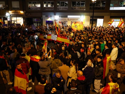 Imagen de la concentración del pasado jueves frente a la sede del PSPV-PSOE en Valencia contra los pactos de investidura y la ley de amnistía.