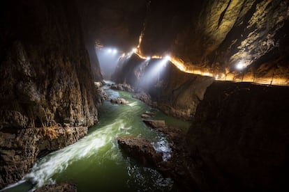 <a href="https://www.park-skocjanske-jame.si/" target="">Las cuevas de Škocjan</a>, en Eslovenia, son patrimonio mundial de la Unesco desde 1986 por su singularidad, pues esconden ocho kilómetros de cuevas calizas con formaciones kársticas provistas de su correspondiente río, el Reka, que fluye bajo tierra (en la foto). Sus 26 cascadas y sus estalagmitas de 15 metros de altura son otros dos de sus puntos fuertes que fascinan a todo aquel que se adentra en ellas. <br></br> Otras cuevas que quitan el habla son <a href="https://www.waitomo.com/" target="">las de Waitomo</a>, situadas entre verdes colinas en la Isla Norte de Nueva Zelanda. Las larvas del gusano que viven en sus techos emiten una luz verdeazulada para captar a sus presas que ilumina las grutas otorgándoles un carácter fantasmagórico mientras se recorren en barca.