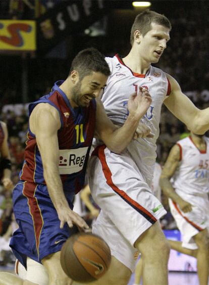 El jugador del Regal FC Barcelona Juan Carlos Navarro juega el balón con Mirza Teletovic, del Tau Cerámica.