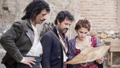 Nacho Fresneda, Rodolfo Sancho y Aura Garrido, en la primera temporada de 'El Ministerio del Tiempo'.