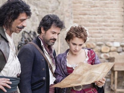 Nacho Fresneda, Rodolfo Sancho y Aura Garrido, en la primera temporada de 'El Ministerio del Tiempo'.