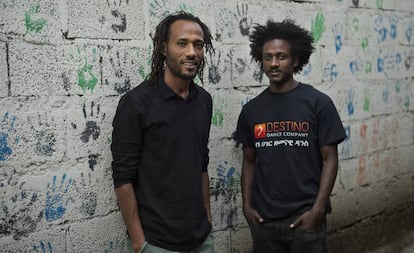 Adissu y Junaid, en el local de Adís Abeba (Etiopía) donde desarrollan los proyectos de Destino.