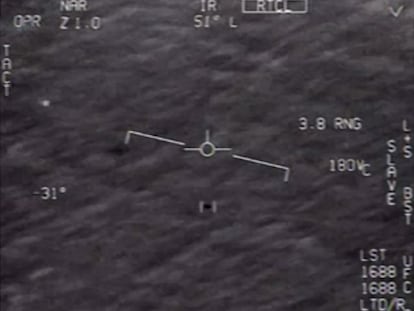 Objeto avistado por pilotos de la Armada, en una captura de un vídeo desclasificado por EE UU en abril.