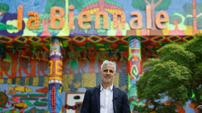 El director artístico de la 60ª edición de la Bienal de Venecia, Adriano Pedrosa, delante del pabellón central de la muestra, intervenido por el colectivo amazónico MAKHU.