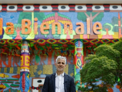 El director artístico de la 60ª edición de la Bienal de Venecia, Adriano Pedrosa, delante del pabellón central de la muestra, intervenido por el colectivo amazónico MAKHU.