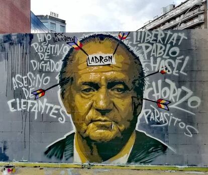 Mural a favor de Pablo Hasél i crític amb el rei emèrit a la plaça de les Tres Xemeneies de Barcelona ha estat esborrat per ordre de la policia municipal.