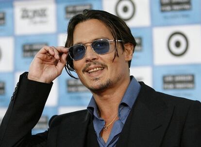 La solidaridad de Johnny Depp ha quedado más que de manifiesto este fin de semana, mientras se rodaba una de las últimas escenas de <i>Enemigos Públicos</i>. Y es que el actor invitó a varios amigos suyos a cenar a un restaurante, entre ellos el director de la película, Michael Mann, y a la hora de pagar no dudó en dejar de propina ni más ni menos que 4.000 euros. El camarero encargado de atender a la mesa en cuestión ha contado al diario <i>The Sun</i>: "Johnny es la mejor estrella que haya tenido ocasión de servir. Es un verdadero icono y su capacidad de respetar a los demás es fenomenal".