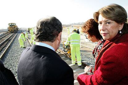 Magdalena Álvarez asistió ayer a la colocación de las vías del AVE a Málaga.