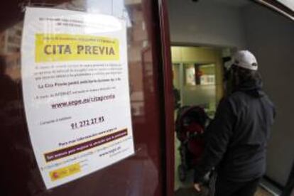 Una persona entrando en una oficina del INEM en Madrid. EFE/Archivo